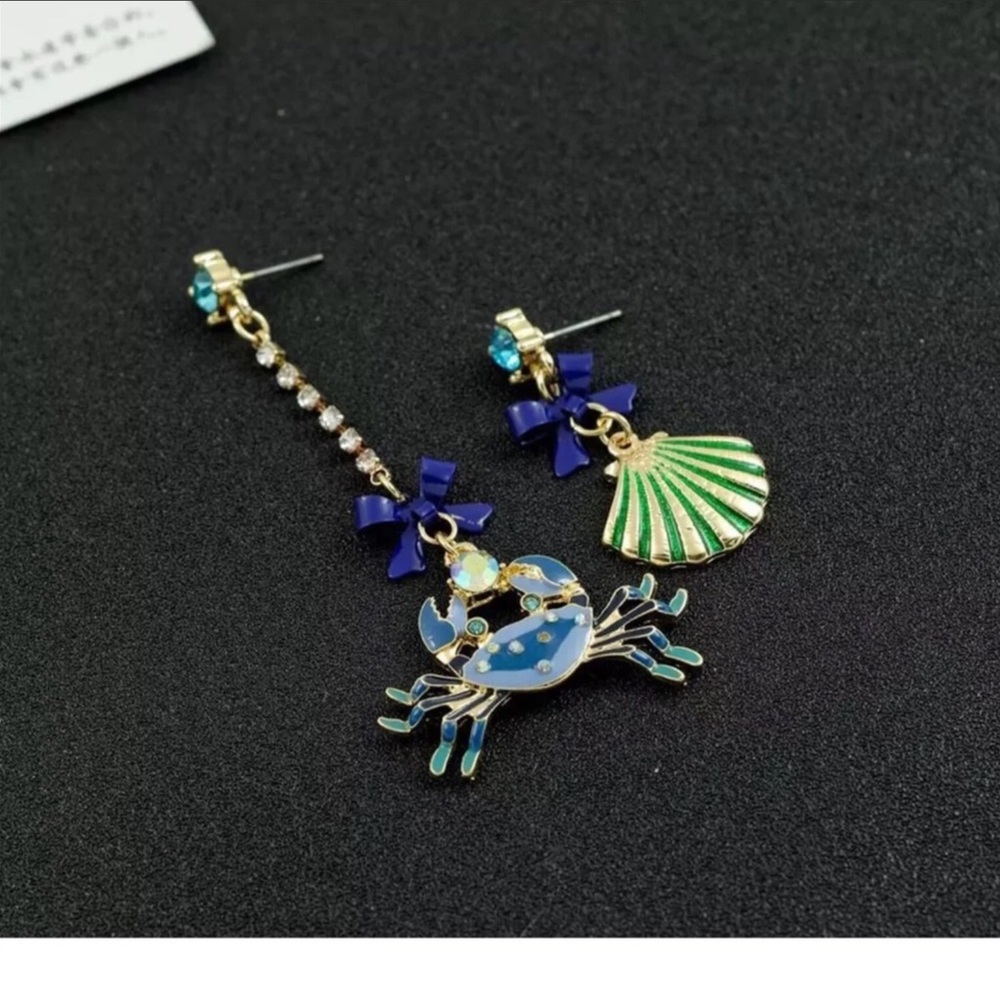 Aesthetic Seashell and Crab Asymmetrical Earrings
